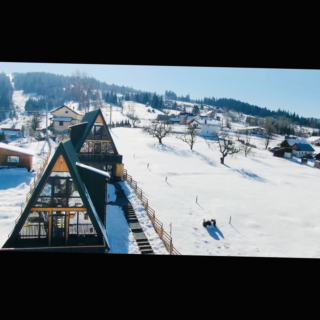 Panoramă de iarnă cu cabanele A-frame KREST din Vatra Dornei