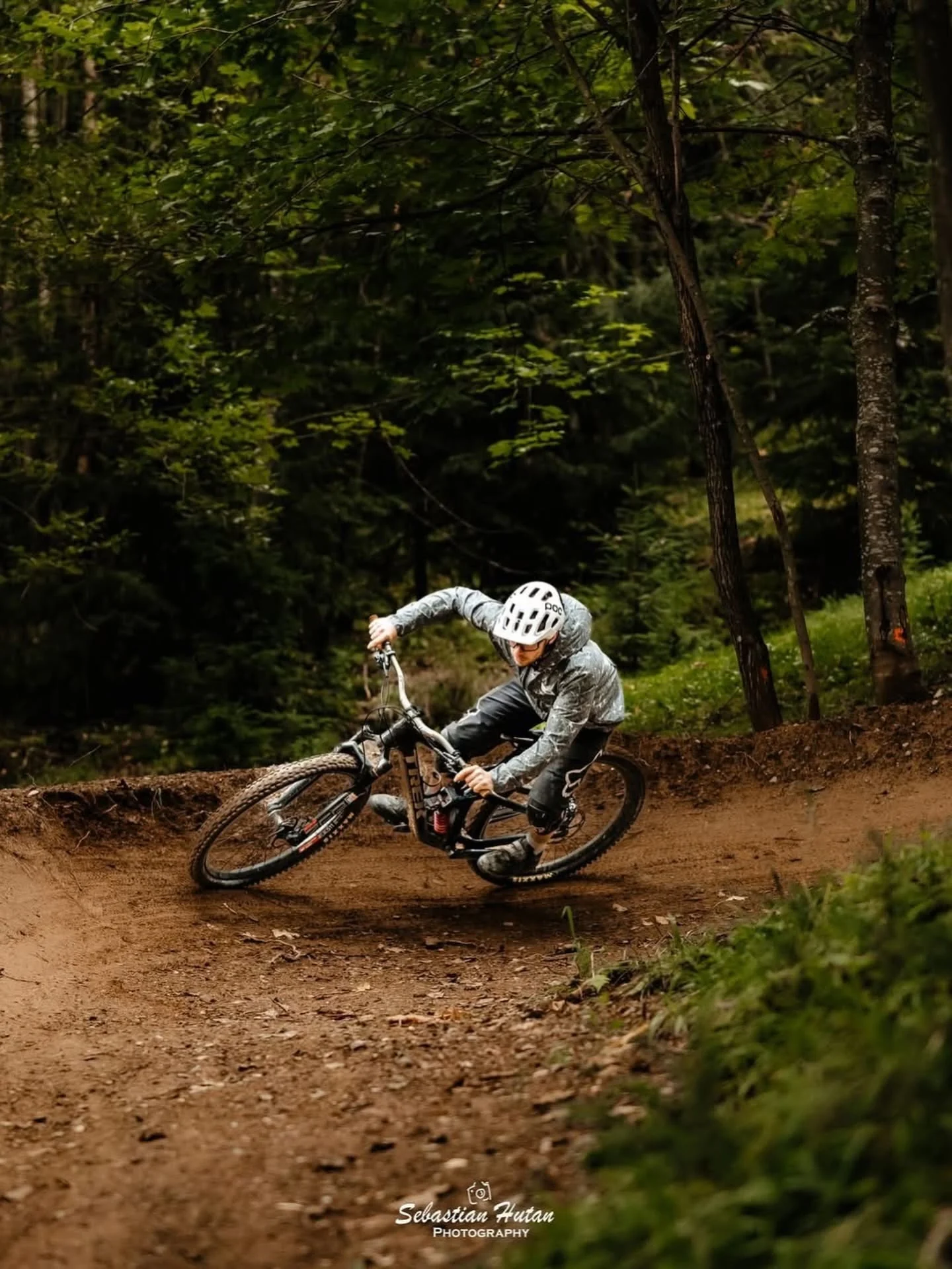 Ciclist pe un traseu de mountain bike din zona Vatra Dornei